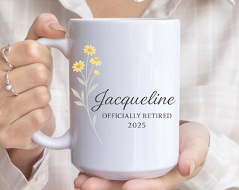 Mug floral personnalisé Retraite - Cadeau prénom officiellement Retraité 2025