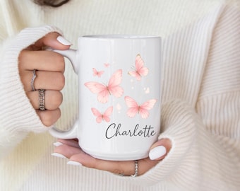 Tazza regalo con nome a farfalla pastello, tazza da caffè floreale personalizzata, graziosa tazza personalizzata per lei, design della tazza con farfalla rosa, tazza regalo bianca o decorativa