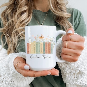 Tazza personalizzata con pila di libri floreali, regalo per bibliotecari