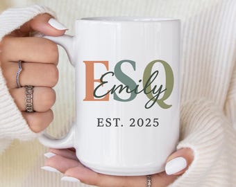 Tazza da avvocato personalizzata ESQ Emily Est 2025 Regalo di laurea per avvocato Idea regalo per laureati in giurisprudenza per nuovi avvocati Tazza da caffè con nome personalizzato