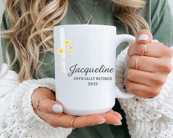 Tazza personalizzata per la pensione con nome, ufficialmente in pensione nel 2025, regalo floreale per pensionati, per colleghi, dipendenti, capi, idea regalo per la pensione.