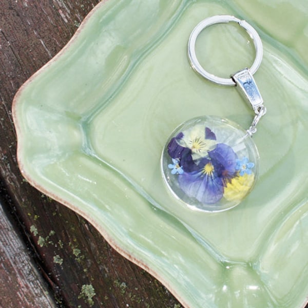 Big circle Violet and fotget me not flower keychain, charm - real pressed flower, blue, lavender, purple, yellow, botanical, nature