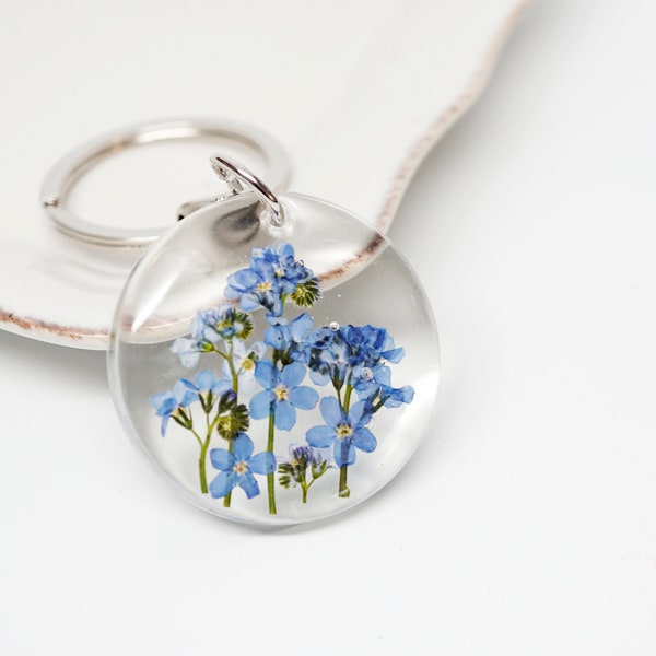 Big circle forget me not flower keychain, charm - real pressed flower, blue, garden in your hand, botanical, nature, unique gifts