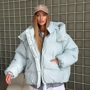 Hellblaue Steppjacke / Daunenjacke in Übergröße mit abnehmbaren Ärmeln und Kapuze