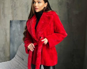 Abrigo corto de piel sintética roja: Chaqueta de fiesta con cinturón - Talla única