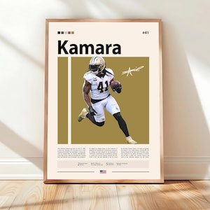 Peut inclure: Une affiche verticale représentant un joueur de football américain en uniforme blanc et noir portant le numéro 41, sur un fond doré. Le texte Kamara est imprimé en grandes lettres noires en haut, avec une signature et un texte biographique.