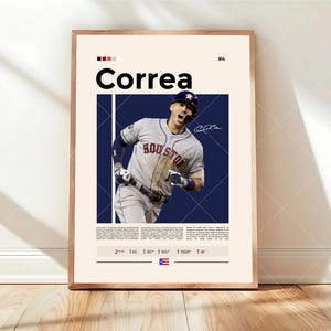Può includere: Un poster verticale raffigurante un giocatore di baseball in uniforme grigia di Houston su sfondo blu scuro. Il testo Correa è in alto con una firma, statistiche e una piccola bandiera di Porto Rico in basso su uno sfondo color crema.