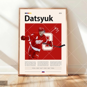 Könnte beinhalten: Gerahmtes Poster mit einem Eishockeyspieler in roter Uniform, dem Namen "Datsyuk" in Schwarz. Der Spieler hält einen Hockeyschläger, mit der Nummer 13. Der Hintergrund ist rot mit einem Gittermuster.