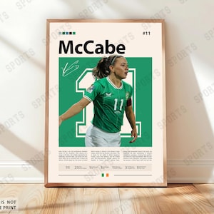 Könnte beinhalten: Gerahmtes Poster mit dem Namen "McCabe" in Schwarz, über einem Foto einer Fußballspielerin in einem grünen Trikot mit der Nummer 11. Das Poster hat ein grün-weißes Farbschema mit der irischen Flagge unten.