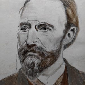 以下が含まれることがあります： 口ひげとモノクルのある男性の肖像画。アートワークは茶色、グレー、白の色合いで表現されており、被写体の顔の特徴と服装に焦点を当てています。男性はスーツとネクタイを着用しています。