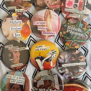 Peut inclure: Une collection de boutons ronds de style collage avec diverses images et textes. Les boutons présentent des phrases telles que "Escape into a fantasy", "Bitch, Please" et "The spirit of Marlboro". Les boutons ont une esthétique vintage et éclectique.