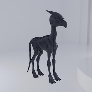 Może przedstawiać: Ciemnoszara rzeźba przedstawiająca stworzenie z ptasią głową, długą szyją i szkieletowym ciałem. Stworzenie ma cztery nogi i długi ogon. Rzeźba stoi na białej powierzchni.