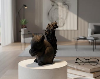 Figurine d'écureuil noir - décoration rustique d'animaux des bois, sculpture miniature de forêt, décoration inspirée de la nature en 3D