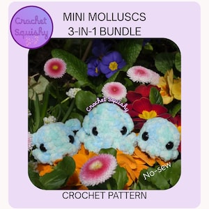 Puede incluir: Tres moluscos de ganchillo azul claro con ojos negros y tentáculos se muestran entre flores coloridas. La imagen incluye el texto "MINI MOLLUSCS 3-IN-1 BUNDLE" y "CROCHET PATTERN". El diseño está etiquetado como "No-sew".