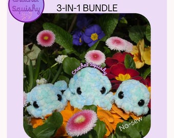 Op de afbeelding: Drie lichtblauwe gehaakte weekdieren met zwarte ogen en tentakels worden getoond tussen kleurrijke bloemen. De afbeelding bevat de tekst "MINI MOLLUSCS 3-IN-1 BUNDLE" en "CROCHET PATTERN". Het ontwerp is gelabeld "No-sew".
