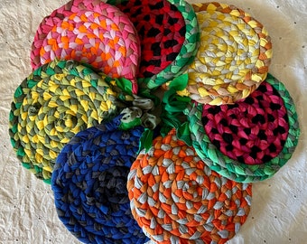 Trivet Potholders - Trenzado a mano y cosido a mano - Hecho a mano sostenible - Reciclado y duradero - Conjunto de DOS