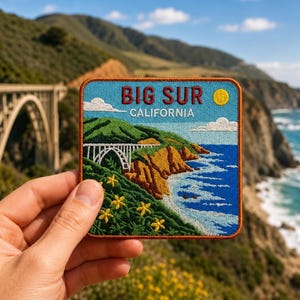 以下が含まれることがあります： カリフォルニア州ビッグサーの風景を描いた正方形の刺繍ワッペン。白いアーチ橋、緑の丘、黄色い花、青い海、黄色い太陽が特徴です。BIG SUR CALIFORNIAという文字が濃い赤と白の糸で刺繍されています。