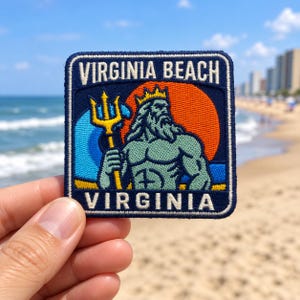 Op de afbeelding: Een vierkante geborduurde patch met een lichtblauwe figuur van Neptunus die een gele drietand vasthoudt tegen een feloranje zon en blauwe oceaangolven. De tekst VIRGINIA BEACH staat bovenaan en VIRGINIA onderaan in witte letters.