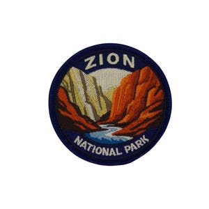 Puede incluir: Un juego de tres tazas de cerámica con un acabado moteado y mate. Las tazas son de color crema, gris claro y gris oscuro. Cada taza tiene un diseño simple y minimalista.