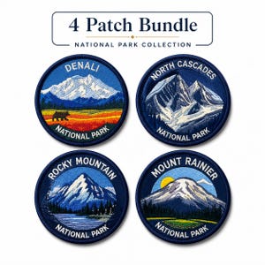 Puede incluir: Un conjunto de cuatro parches bordados circulares con diseños de parques nacionales. Cada parche muestra un paisaje de montaña diferente con el nombre del parque. Los parches incluyen Denali, North Cascades, Rocky Mountain y Mount Rainier.