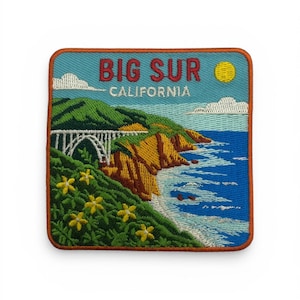 Può includere: Toppa ricamata raffigurante Big Sur, California. Il design include un ponte, costa, oceano e un sole giallo. Il testo "BIG SUR CALIFORNIA" è in rosso su sfondo blu, con un bordo marrone.