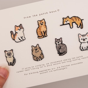 Könnte beinhalten: Eine weiße Karte mit sieben gestickten Katzenaufnähern in verschiedenen Posen und Farben. Der Text "from the patch haus" steht oben. Der Text darunter empfiehlt, die Aufnäher auf Kleidung zu nähen, um ein dauerhaftes Ergebnis zu erzielen.