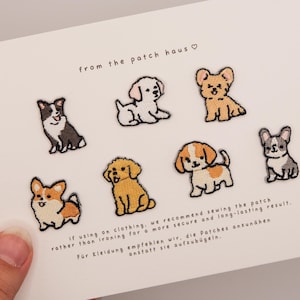 Könnte beinhalten: Eine weiße Karte mit sieben gestickten Hundeaufnähern in verschiedenen Rassen und Farben. Der Text "from the patch haus" steht oben. Anweisungen auf Englisch und Deutsch sind ebenfalls enthalten.