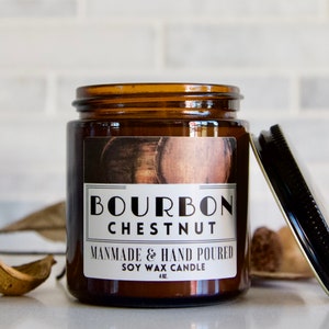 Puede incluir: Una vela en un tarro de vidrio marr&oacute;n con una etiqueta blanca que dice "Bourbon Chestnut" y "Handmade & Hand Poured Soy Wax Candle 4 oz."