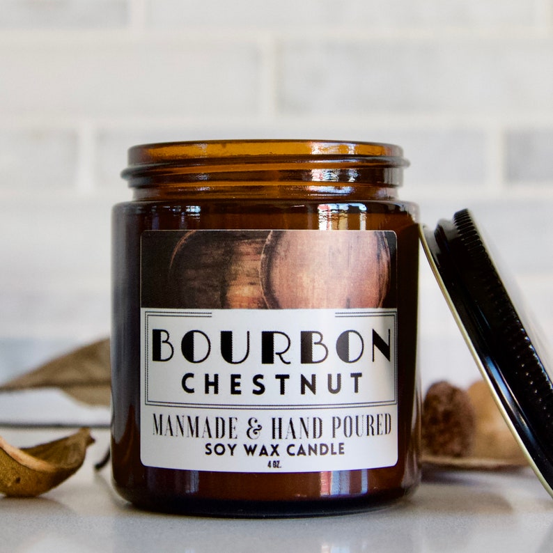 Puede incluir: Una vela en un tarro de vidrio marr&oacute;n con una etiqueta blanca que dice "Bourbon Chestnut" y "Handmade & Hand Poured Soy Wax Candle 4 oz."