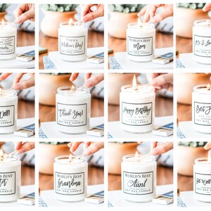 Puede incluir: Una colecci&oacute;n de velas de cera de soja blanca en frascos de vidrio transparente, cada una con una etiqueta en blanco y negro. Las etiquetas presentan frases como "Feliz D&iacute;a de la Madre", "La Mejor Mam&aacute; del Mundo" y "Mejores Amigos".