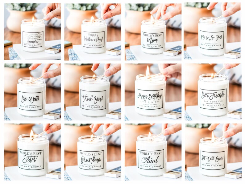 Puede incluir: Una colecci&oacute;n de velas de cera de soja blanca en frascos de vidrio transparente, cada una con una etiqueta en blanco y negro. Las etiquetas presentan frases como "Feliz D&iacute;a de la Madre", "La Mejor Mam&aacute; del Mundo" y "Mejores Amigos".