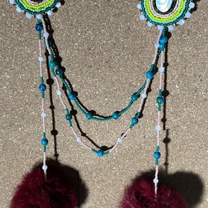 Può includere: Un set di tre tazze in ceramica con finitura opaca e macchiettata. Le tazze sono nei toni del crema, grigio chiaro e grigio scuro. Ogni tazza ha un design semplice e minimalista.