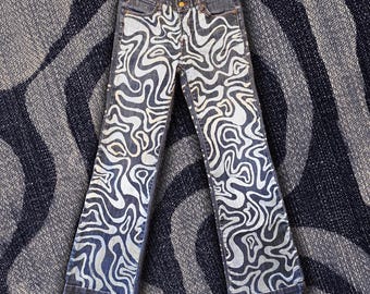 Pantalones vaqueros acampanados vintage Y2K reciclados y blanqueados a mano - Estampado en espiral