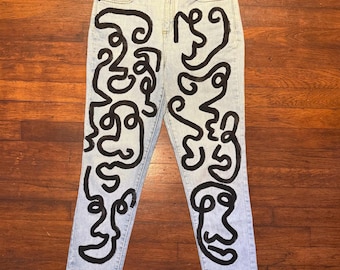 Jeans a gamba dritta riciclati e dipinti a mano - Motivo con volti astratti (taglia 6)