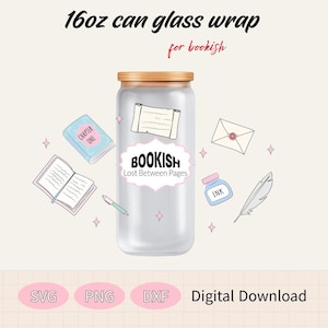 Può includere: Un design per wrap di bicchiere a forma di lattina da 16oz con un'etichetta centrale recante il testo BOOKISH Lost Between Pages, circondato da illustrazioni di una pergamena, un libro con scritto Chapter One, un libro aperto, una penna, una busta, un calamaio e una piuma.