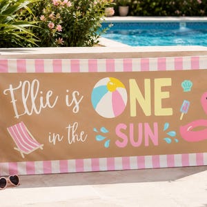 Redigerbar sommarfödelsedagsbannermall för Canva | One in the Sun-festbanner | Rosa sommarpoolpartydekor | Digital första födelsedag