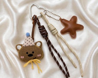 Llavero de peluche de oso de cumpleaños MUFU / Colgante para bolso de oso de peluche con gorro de fiesta y correa de mano, regalo kawaii de oso de peluche para amantes de los osos
