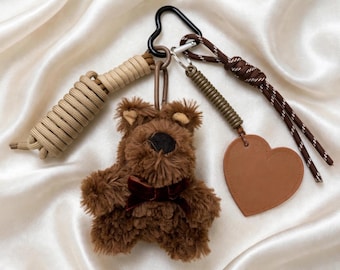Llavero colgante de peluche de Westie / Peluche marrón de West Highland Terrier con corazón de cuero, colgante de cachorro de perro kawaii, regalo para amantes de los Westies