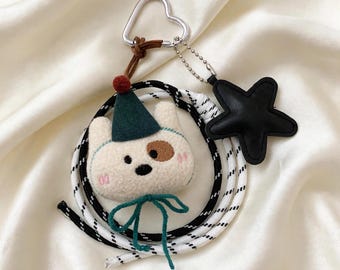 Llavero de peluche de perro MUFU para cumpleaños / Colgante para bolso con forma de cachorro y gorro de fiesta con correa de mano, regalo de peluche kawaii para amantes de los perros en su cumpleaños.
