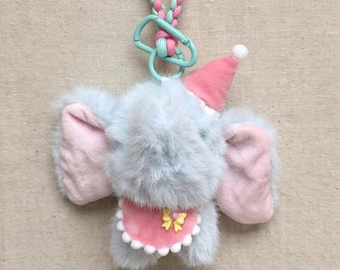 Llavero de peluche de elefante azul Mufu adorable – Colgante de bolso de elefante con gorro de fiesta kawaii y babero rosa, colgante de animal de peluche esponjoso