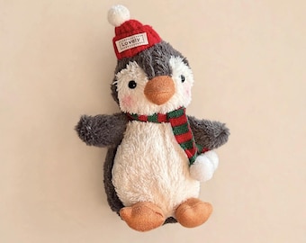 Adorno para coche y funda para cinturón de seguridad de pingüino tímido: gorro rojo, bufanda a rayas de peluche (14 cm)