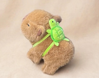 Peluche de capibara con mochila de tortuga / Adorno kawaii para el salpicadero del coche, linda decoración para el interior del coche, suave peluche, regalo para los amantes de los capibaras.