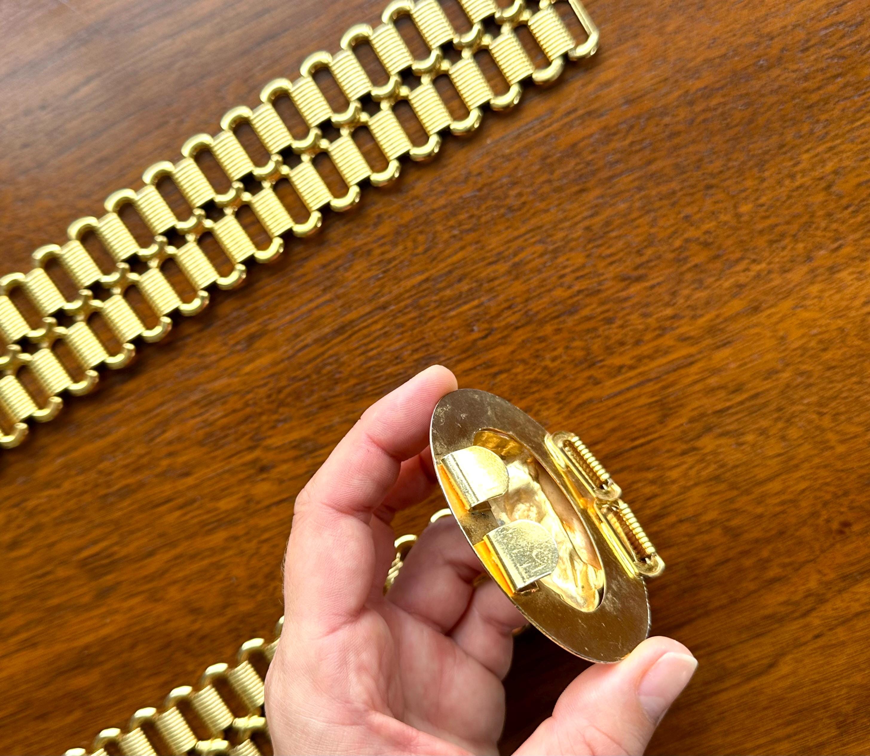❤️VINTAGE BOOK CHAIN BELT - GOLD TONE ARTICULATED LINKS OVAL BUCKLE MEDIUM 34 Vintage Gold Concho Chain Belt: Western Boho Statement Waist  main image 4