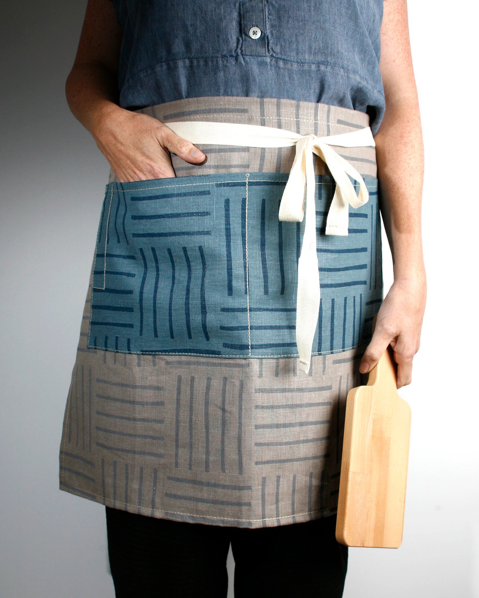 Demi-Tablier en Lin Imprimé Minéral et Bleu - Cuisinez Divertissez avec Style Ce Tablier Élégant.