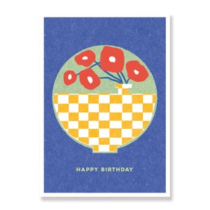 Jarrón redondo: moderna tarjeta de cumpleaños floral en colores primarios y patrón de tablero de ajedrez, para amantes de las flores y entusiastas del diseño.