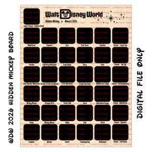 Op de afbeelding: Een digitaal bestand bord in houten stijl voor een Walt Disney World Hidden Mickey spel. Het bord heeft een raster van zwarte vierkanten met karakternamen en zinnen als "Wave A 2026" en "Digital File Only" in een speels lettertype.