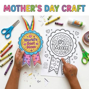 Peut inclure: Un projet de bricolage pour la fête des mères avec un prix coloré "Meilleure maman du monde" et un contour noir et blanc d'un prix similaire. Des crayons, des ciseaux et de la colle sont également présents.