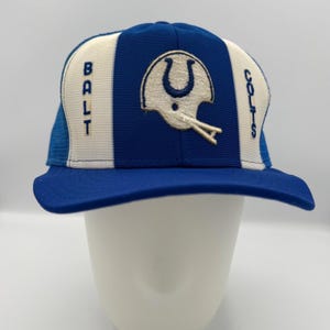 Puede incluir: Juego de tres tazas de cerámica con acabado mate moteado. Las tazas son de color crema, gris claro y gris oscuro. Cada taza tiene un diseño simple y minimalista, ideal para café o té.