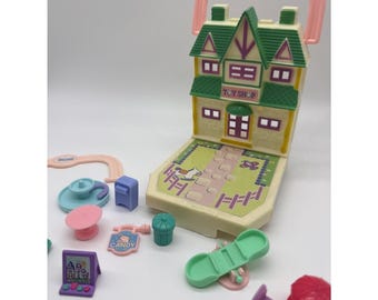 Tienda de juguetes y accesorios variados de Meow Meow Teddys Wonderland, estilo años 90.