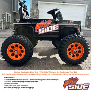 Może przedstawiać: Czarny zabawkowy monster truck z dużymi pomarańczowymi kołami i napisem "Wild Side" z boku. Samochód ma czarne wnętrze i pałąk. Opony są duże i wytrzymałe, przeznaczone do zabawy w terenie.